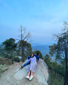 Sunny Hinduja Instagram - “दिल है कहीं पहाड़ों में..थोड़ा सा कहीं है किनारों में “

#mountains #love #breaktime #happiness #shootdiaries #wandering