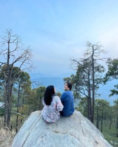 Sunny Hinduja Instagram - “दिल है कहीं पहाड़ों में..थोड़ा सा कहीं है किनारों में “

#mountains #love #breaktime #happiness #shootdiaries #wandering
