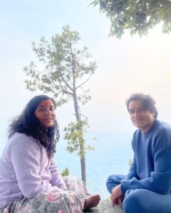 Sunny Hinduja Instagram - “दिल है कहीं पहाड़ों में..थोड़ा सा कहीं है किनारों में “

#mountains #love #breaktime #happiness #shootdiaries #wandering