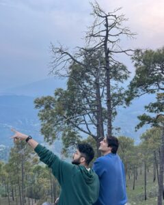 Sunny Hinduja Instagram - “दिल है कहीं पहाड़ों में..थोड़ा सा कहीं है किनारों में “

#mountains #love #breaktime #happiness #shootdiaries #wandering