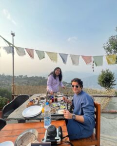 Sunny Hinduja Instagram - “दिल है कहीं पहाड़ों में..थोड़ा सा कहीं है किनारों में “

#mountains #love #breaktime #happiness #shootdiaries #wandering