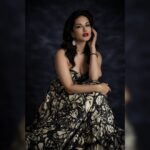 Sunny Leone Instagram - About my night! Outfit by @whencut_goddamn Earrings by @maaliciousjewelry Styled by @hitendrakapopara Fashion Team @tanyakalraaa @sarinabudathok HMU @scottf_beauty Assisted by @shefali.makeuphair Photographer: @ishanzaka Photography Assistant: @vikrant_ry