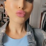 Sunny Leone Instagram - My @starstruckbysl glam tonight. Hair and make up done by me :) everything I used on my face is Starstruck!! . . #SunnyLeone #cosmetic #starstruckbysl #makeup #ootd #GRWM