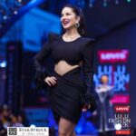 Sunny Leone Instagram - Kochi 😍 You will always have a special place in my heart!! . . Outfit by @thechiqueavenue Jewellery by @thenehagoel Styled by @hitendrakapopara Fashion Team @tanyakalraaa @sarinabudathoki . . #SunnyLeone #Kochi #Kerala #khaleesi #sunnychechi #StarStruckbySL #fashion #launch LuLu Mall Kochi