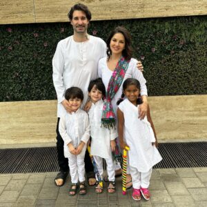 Sunny Leone Instagram - Holi part 1! So much fun!! 

@dirrty99 @doll_0229 @rashimaniar @sunnyrajani Akbar and Atlantis family!