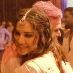 Sunny Leone Instagram - POV: A riot of colors and fun! Holiii Haiii! Have a Happy & Safe Holi everyone. 🎨✨♥️ #happyholi #holi2023 #naachbaby #holicelebrations #holihai #safeholi #festivalofcolours #trending #viral #sunnyleone #hitendrakapopara @machaaomusic @machaaotalent @remodsouza @punitjpathakofficial Machaao Music