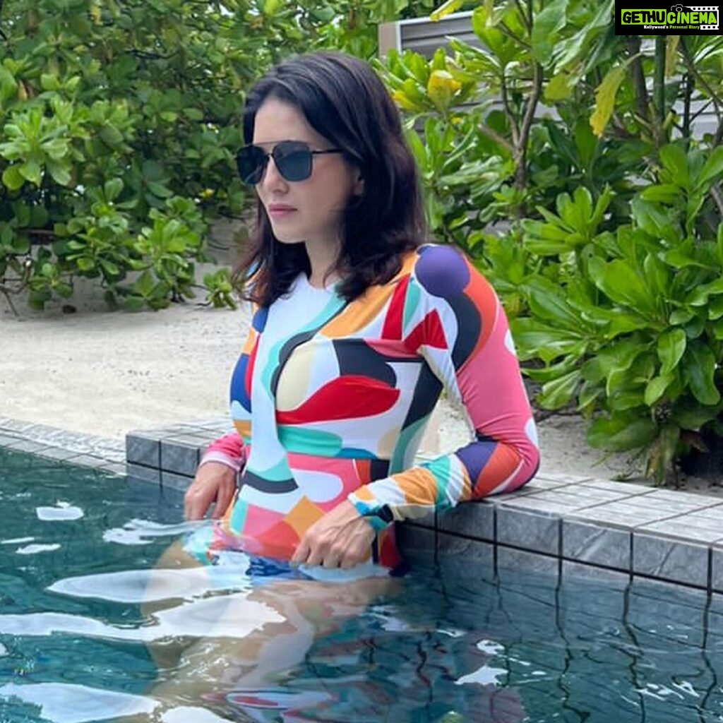 Sunny Leone Instagram - Watching the kids swim! Such a relaxing time here in @brenniakottefaru #brenniakottefaru Outfit @flirtatious_india Styled by @hitendrakapopara Fashion Team @tanyakalraaa @sarinabudathoki . . . #SunnyLeone #swimwear #beach #maldives #StarStruckbySL #bikini Brennia Kottefaru