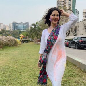 Sunny Leone Instagram - Holi part 1! So much fun!! 

@dirrty99 @doll_0229 @rashimaniar @sunnyrajani Akbar and Atlantis family!
