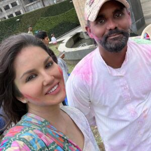 Sunny Leone Instagram - Holi part 1! So much fun!! 

@dirrty99 @doll_0229 @rashimaniar @sunnyrajani Akbar and Atlantis family!