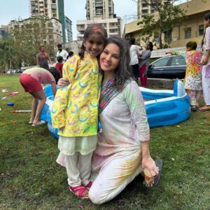 Sunny Leone Instagram - Holi part 1! So much fun!! 

@dirrty99 @doll_0229 @rashimaniar @sunnyrajani Akbar and Atlantis family!