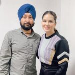 Sunny Leone Instagram - Finally some quality time with my only cousin brother @deepak13_axom and the rest of the crew… @hitendrakapopara @jeetihairtstylist @kin_vanity @jeetihairtstylist @saleem0211 @sunnyrajani