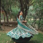 Swara Bhaskar Instagram - Like a Queen in green courtesy my fave @rahulmishra_7 … Giving @fahadzirarahmad also princely vibes! 💚💚💚 Outfits: @rahulmishra_7 Jewellery: @khannajewellerskj . Styling: @a.bee.at.work @prifreebee Make-Up: @makeupbypoojagosain Hair : @lawangtamang95_delhei @anukaushikstudio Photographs: @tarunchawlaphotography Delhi दिल्ली