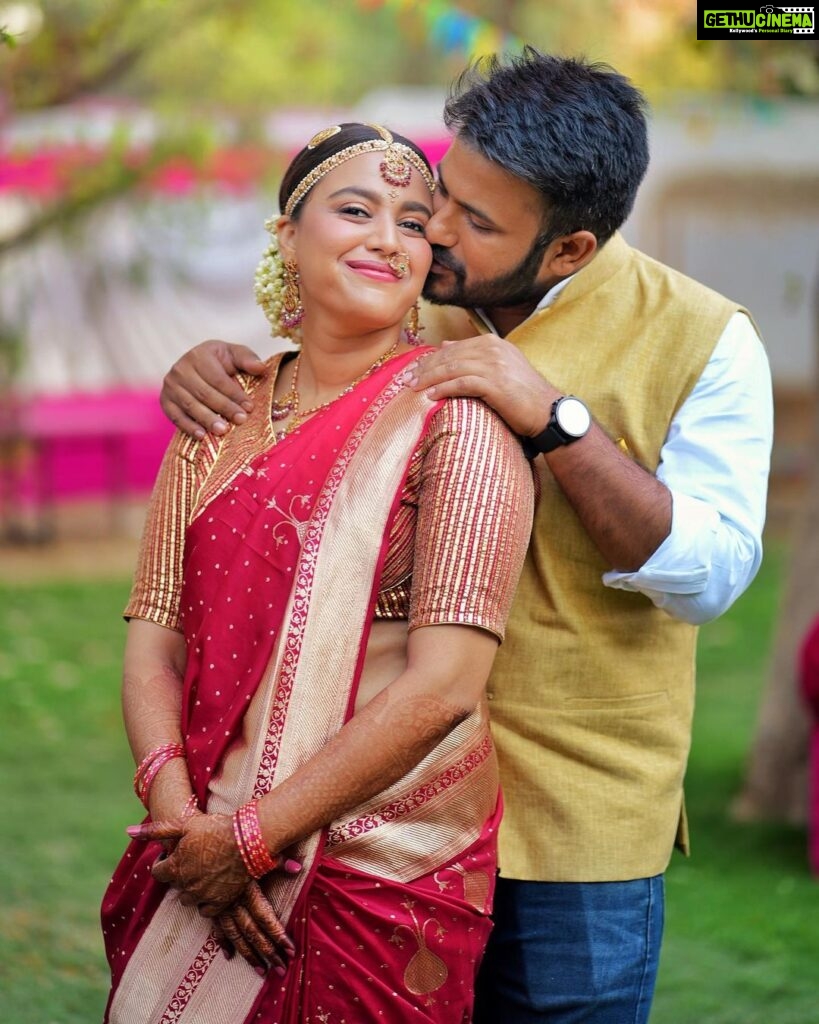 Swara Bhaskar Instagram - Music is the language of love. 🎶 ♥️ Carnatic vocal recital at the #SwaadAnusaar wedding festivities! • Saree by @raw_mango Makeup by @saracapela Hair by @stylistsony Delhi, India