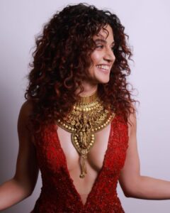 Taapsee Pannu Instagram - यह लाल रंग कब मुझे छोड़ेगा…..
