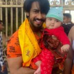 Thakur Anoop Singh Instagram - Amidst some fans interactions at Ujjain, I couldn’t resist holding this little baby outside the temple! Look at this marshmallow!!! 😍