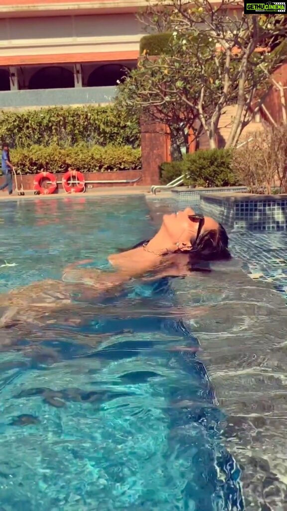 Tuhina Das Instagram - Escaping the summer heat ☀️ #doobey #pooldays #poolwear #summerchill #tuhinadas