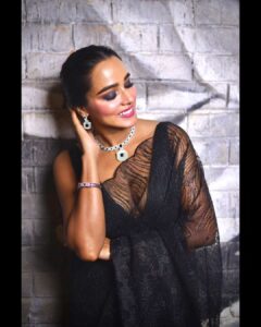 Tuhina Das Instagram - That's how I smile at Fridays 😂

#friyay #weekendmood #blacksaree #ethnic #tuhinadas