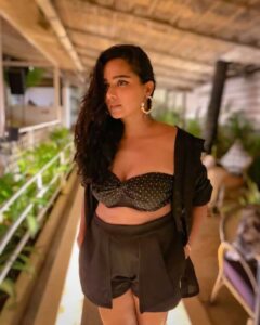 Tuhina Das Instagram - What waiting for the weekend looks like 😂

#thursdaythoughts #weekend #ootd #tuhinadas