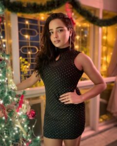 Tuhina Das Instagram - Merry Christmas!! ✨ 🎄 May this day bring more joy to your lives ❤️
#christmas #christmas2022 #christmaslights #tuhinadas