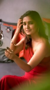 Vani Bhojan Instagram - Shot by @prachuprashanth 
Styled by @priyaa.karan 
Outfit @ete_india 
Makeup and Hair @vurvesalon 
Jewellery @mspinkpantherjewel 
Location @novotelchennaisipcot
