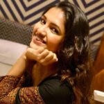 Vani Bhojan Instagram - Be someone you want to be around ❤️ #justsmile