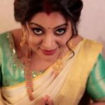 Veena Nair Instagram - ❤️😍❤️ Makeup @manjucalluna Thank you somuch chechi. Jewellery @parakkatweddings Styling @nithinju @sksreez Video & editing @living_for_capturing Sari @keralasareeofficial