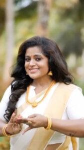Veena Nair Instagram - പതിയെ നൃത്ത ചുവടുകൾ വെച്ച് തുടങ്ങി.
Makeup @sruthisaimakeupstudio @sruthisai_official 
Jewellery @nakshatragoldanddiamonds 
Costume @yla_designs 
Concept &creative @l4lavendermedia 
Styling @jismi_varkey 
Location @kalathillakeresort
