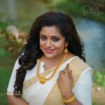 Veena Nair Instagram - എല്ലാ കൂട്ടുകാർക്കും നന്മനിറഞ്ഞ ഒരു വിഷു ആശംസിക്കുന്നു. ഒപ്പം സമ്പൽസമൃദ്ധിയാർന്ന ഒരു വർഷം ആകട്ടെ എന്ന് പ്രാർത്ഥിക്കുന്നു. MAKEUP @sruthisaimakeupstudio @sruthisai_official Costume @yla_designs Ornaments @nakshatragoldanddiamonds Concept team @l4lavendermedia Styling @jismi_vary Location @kalathillakeresort