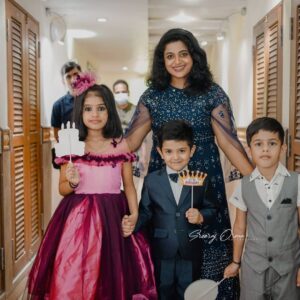 Veena Nair Instagram - അമ്പാടിയുടെ ബർത്ഡേയ് ഇത്രേയും മനോഹരമാക്കിയത് ടിയകുട്ടിയുടെ പ്രെസെൻസ് ആണ് .താങ്ക്സ് നിമിഷമുത്തേ ,അധികുട്ടൻ ,
രമേഷ്ച്ചേട്ടൻ .ഒത്തിരി സ്നേഹം ഒത്തിരി ഇഷ്ടം .thank you somuch nimisha❤️💞❤️@nimisharajeesh.vlogger 
Location @parakkatnatureresortmunnar
PC @sreeorma

#friendslikefamily #happyvibes #birthday #birthdaysurprise 
#tiyakutty♥️♥️♥️ #ambadi #ambuchandeamma #ambuchan #dhanwin #parakkatnatureresorts