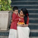 Veena Nair Instagram - തിരുവോണപ്പുലരിയിൽ തിരുമുൽക്കാഴ്ചവാങ്ങാൻ തിരുമുറ്റമണിഞ്ഞൊരുങ്ങി...തിരുമേനിയെഴുന്നള്ളും സമയമായി... ഹൃദയങ്ങളണിഞ്ഞൊരുങ്ങി... ഓണാശംസകൾ... PC @signature_by_amal MC @queen_bird_bridalmakeup Majormissing rjamanbhymi...