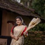 Veena Nair Instagram - Onam series 3 ❤️ PC: @siraj_nazar MC:@sheena_makeup_artist Costume:@diva_womensclothingstore