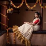 Veena Nair Instagram - Onam series 3❤️ Uthrada Dina aashamsakal... PC: @siraj_nazar MC:@sheena_makeup_artist Cstume:@diva_womensclothingstore Styling:@kavithasantosh29 Associate:@orange_digital_media