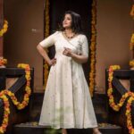 Veena Nair Instagram - Onam series 2❤️ PC : @siraj_nazar MC :@sheena_makeup_artist 👗: @diva_womensclothingstore Jewellery: @aliqat_jewelshack Styling : @kavithasantosh29 👡 : @labeldesiromance Associate : @orange_digital_media