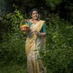 Veena Nair Instagram - Onam series ❤️ PC :@siraj_nazar MC : @sheena_makeup_artist Saree: @keralasareeofficial Blowse:@diva_womensclothingstore Styling :@kavithasantosh29 Associate :@madhukeeeikattu