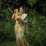 Veena Nair Instagram - Onam series...❤️ PC: @siraj_nazar MC:@sheena_makeup_artist Saree : @keralasareeofficial Blowse : @diva_womensclothingstore Styling : @kavithasantosh29