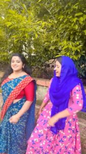 Veena Nair Instagram - ഇനി കുറച്ചു നൃത്തനൃത്യങ്ങൾ ആവാം 😆🤣😛

 Sari @mrinalinidesign 
#locationfun #zeekeralam #wifeisbeautiful #7pm #newproject