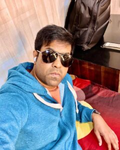 Vennela Kishore Instagram - #Darbar tickets in hand wala selfie🔥💪🏼🔥 #ChennaiLoUnnaii 🤩