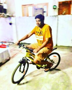 Vennela Kishore Instagram - Burning Calories🤩
Churning Memories🤪

#NaakiCycleNaakiIcchey

#HomeTownHoliday