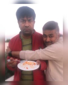 Vennela Kishore Instagram - Well..me being me but mr @rahulr_23 overjoyed about finding one vegetarian item in a 120 course buffet.. #ChittiChittiAnandalu