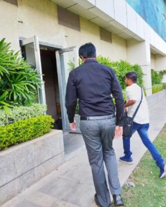 Vennela Kishore Instagram - Potta kanapadakunda photos theeyi mani strict instructions iccha maa assistant ki...butt🙄

#DebbakiHashtagThattaledu