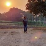 Vennela Kishore Instagram - Almost thanked my assistant for the pic before he politely conveys that he was tryin to capture the sun set🙄.. #PhotoBombastic