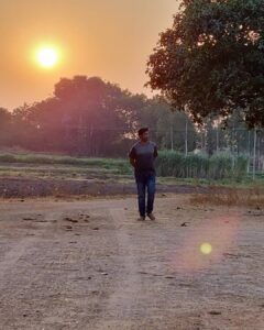 Vennela Kishore Instagram - Almost thanked my assistant for the pic before he politely conveys that he was tryin to capture the sun set🙄..
#PhotoBombastic