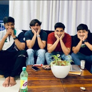 Vennela Kishore Instagram - Clicked before I could keep up with the group pose..Ended up looking like m ready for a pedicure..Happy New Year Everyone🤩

#MeeSopathiNaaSontham