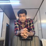 Vennela Kishore Instagram - 🎶🎼Mere haath mein Mera Haath hai 🎼🎶Shoot rukgayi coz Barsaath hai #DespressoTime