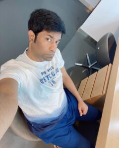 Vennela Kishore Instagram - 11 am is all about walking the fine line between grumpy and hungry..2 hours to go🤪

#AntheThatsAll