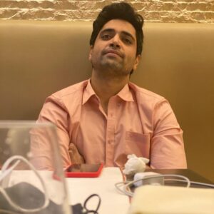 Vennela Kishore Instagram - Wishing a happy happy birthday to my cutie pie @adivisesh .. 
PS: pic has been darkened for better visibility 
#MaaThellaDora 🤪