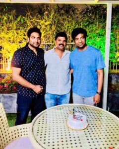 Vennela Kishore Instagram - Happy birthday to my big brother @mahendrababu2590 .. who always knows where to look(literally in the pic) when I am gone haywire finding peace(at times🤪)..Hoping to get back to these days sooon🤗

#ThrowbackPic.