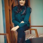 Vimala Raman Instagram - When it’s time for coffee … mocha actually ☕️ 💚 . . . #photographer @imarmankhans . . #shoot #newpost #indoors #winterfeels #mystyle #love #actor #actress #vimalaraman #movies #cinemalife