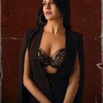 Vimala Raman Instagram - A little Sass & Sizzle 💥😎 Fun shoot with my super team ❤️😍 #photographer @prachuprashanth #styling #thoorigaikabilan #makeupartist @makeupibrahim #hair @hairstylists_vijayaraghavan @yasinhairstylist #studio @vybn_studio . . . #whynot #latest #new #shoot #photoshoot #experimental #fashion #photography #chennai #fashionphotographer #suitstyle #style #fashion #gameoftones #fashionshoot #fun #indiancinema #actor #actress #vimalaraman #lifeisgood