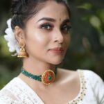 Vinitha Koshy Instagram - Onam 🤍🌸 PC @ashiq_rahim Costume @pastelsdesignstudio Makeup @aishamuhsina Creative Director @babinchiramel Brand Consultant @abithahemington Video @digin_varghese Retouching @aldet_jophy_ Digital Partner @cognito.media Production House @chiramelmediaworks Location @fresstrees Styled by @elsamathew244